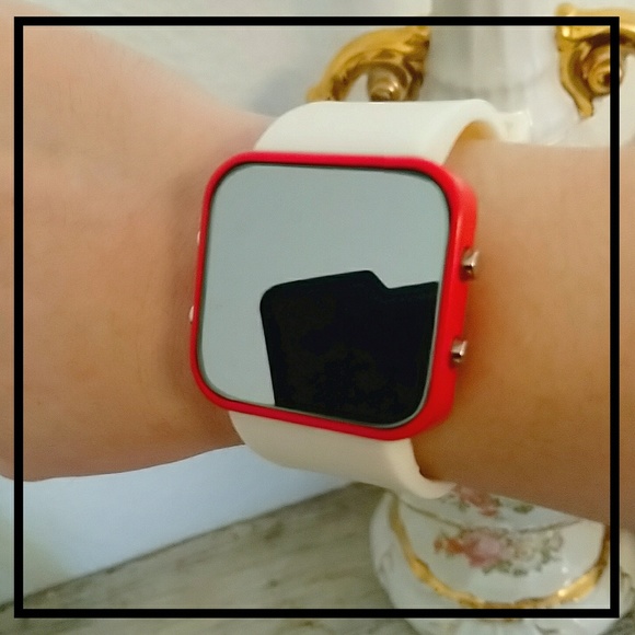 1:Face Red and White Mirror Charity Watch - Picture 5 of 5